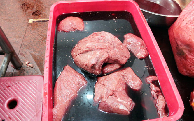 Từng miếng thịt heo đỏ nhạt sau một thời gian ngâm đã biến thành thịt bò với màu đỏ sậm - Ảnh: Tiến Long.