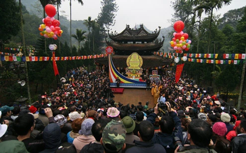 Lễ hội chùa Hương năm nào cũng rất đông du khách.