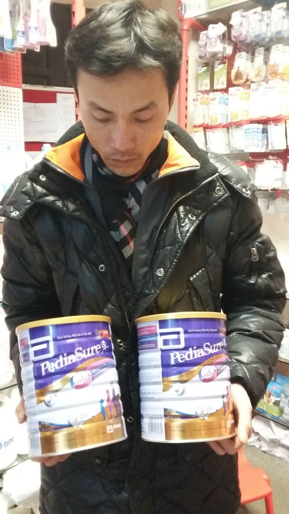 Khách hàng Nguyễn Hữu Nam và hai hộp sữa PediaSure có hiện tượng nổi vẩn đen khi pha.