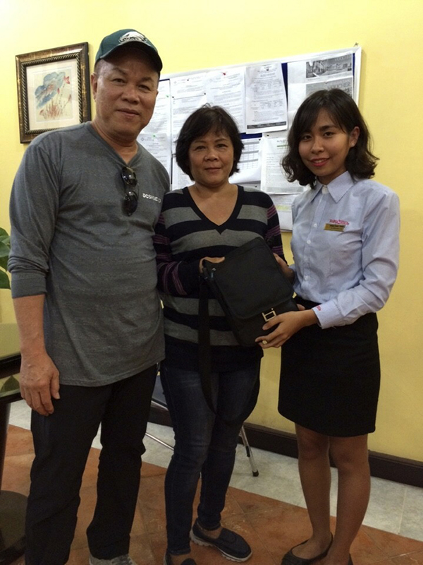 Hai du khách David Pham và Luna Nguyen được Bà Nà Hills trao trả lại tài sản.