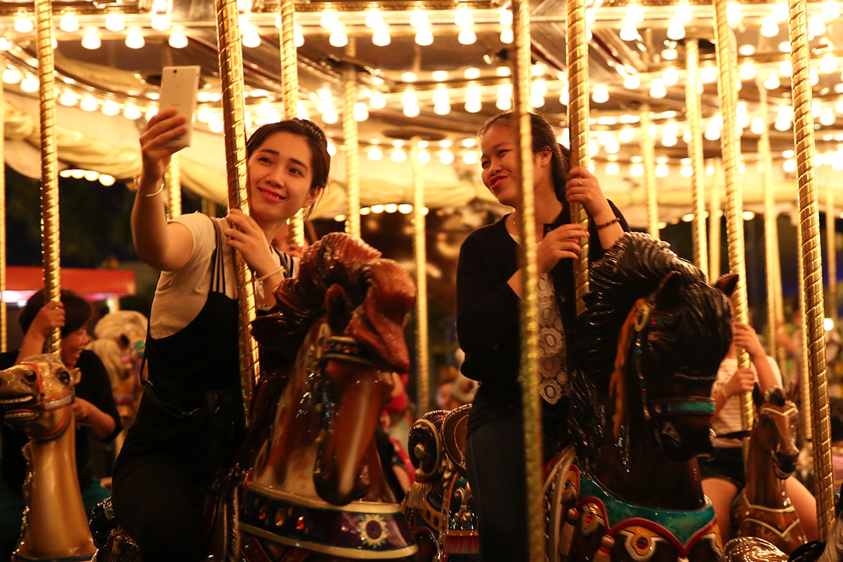 Asia Park cũng cuốn hút những cô nàng mơ mộng mong muốn du hành cùng người yêu thương trên những vòng quay ngựa gỗ lung linh, huyền ảo Festival Carousel.