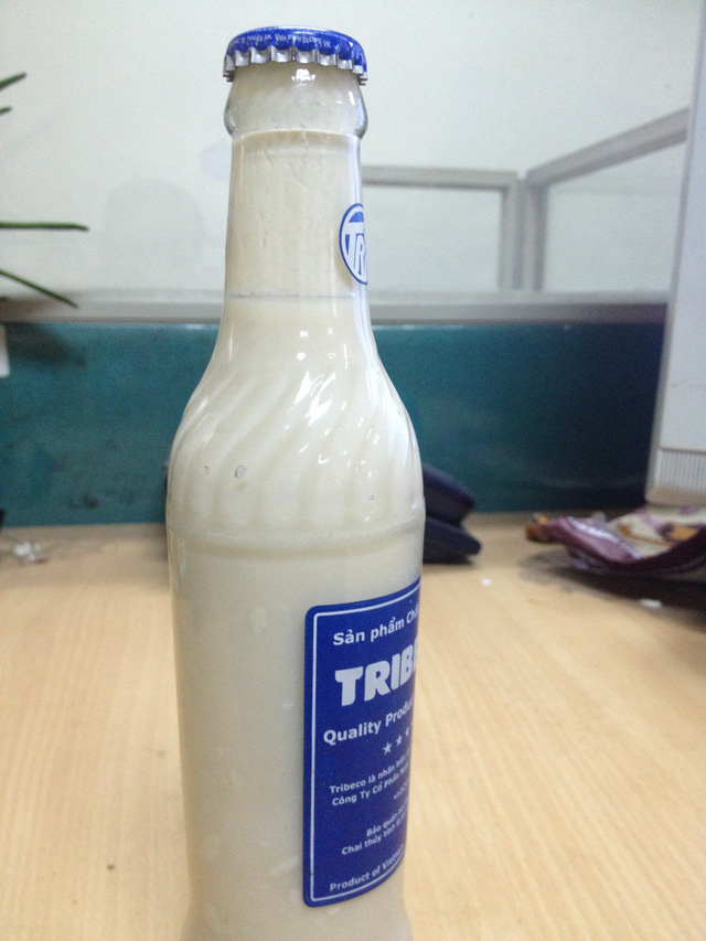 Chai sữa đậu nành có dán nhãn TRIBECO còn hạn đến ngày 14/3 nhưng đã nổi váng, vón cục.