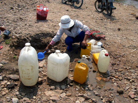 Lọc nước để ngăn chặn mầm bệnh trong cộng đồng.