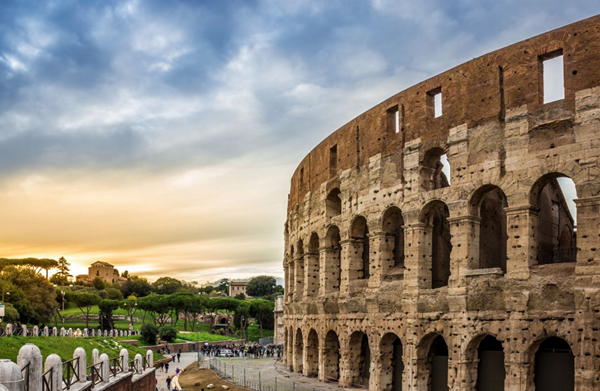 Đấu trường La Mã được biết đến đầu tiên dưới cái tên Amphitheatrum Flavium theo tiếng Latinh hoặc Anfiteatro Flavio tiếng Ý, sau này gọi là Colosseum hay Colosseo, là một đấu trường lớn ở thành phố Roma.Đấu trường Colosseum là một trong những biểu tượng của thành phố,