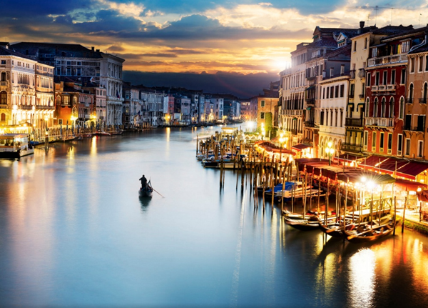 Venice hấp dẫn du khách bởi Canal Grande, nghĩa là kênh Lớn - mạch giao thông chính của thành phố. Canal Grande cũng được mệnh danh là đại lộ đẹp nhất thế giới.
