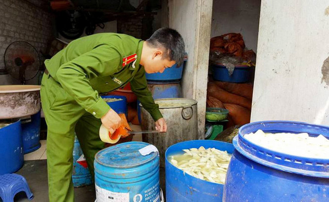 Cảnh sát môi trường (PC49) Công an tỉnh Nghệ An niêm phong măng ngâm hóa chất tại một cơ sở ở phường Đội Cung, TP Vinh, Nghệ An - Ảnh: Hồng Phong.