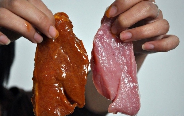 Thịt lợn sề ngâm hóa chất  và ngâm huyết hoặc chất tạo màu trở thành thịt bò.