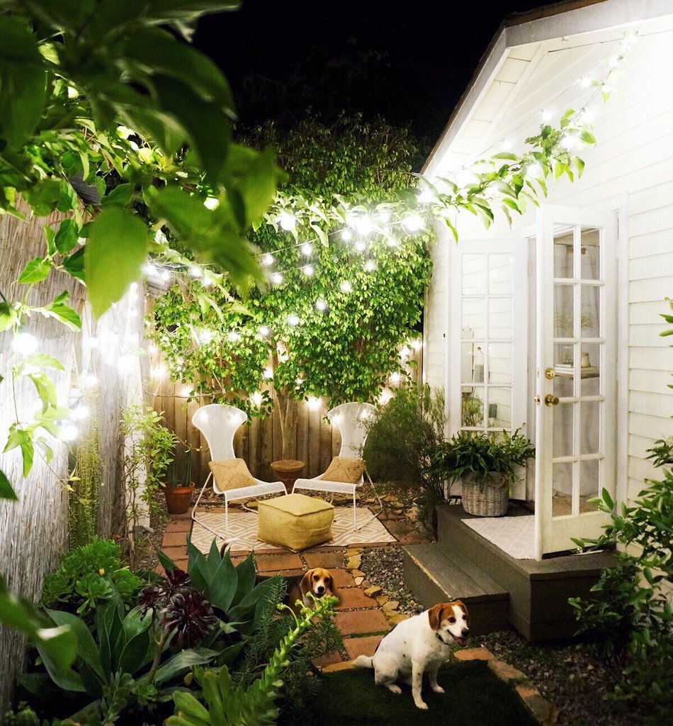 Sân sau nhẹ nhàng ấm áp nhờ dàn đèn mắc vào tường rào, đây chính là cách chủ nhân đem đến sự kì diệu cho ngôi nhà.