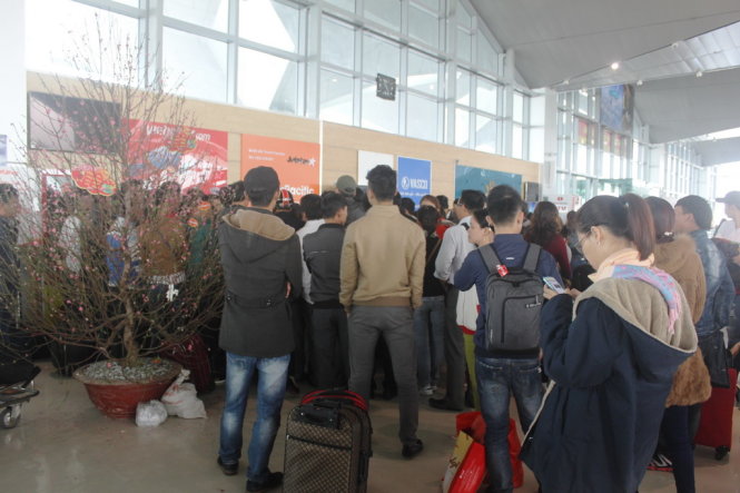 Hàng trăm khách hàng tập trung trước quầy làm thủ tục của VietJet Air tại sân bay Vinh - Ảnh: Doãn Hòa.