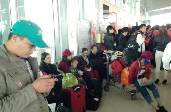Hành khách mệt mỏi, vạ vật ở sân bay Vinh vì chờ đợi lâu - Ảnh: Doãn Hòa.
