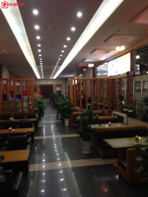 Nhà hàng sang trọng ở Sân bay Nội bài bị khách ngó lơ vì xa 