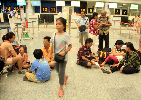 Nhiều hành khách mua vé của hãng VietJet vạ vật chờ máy bay sau nhiều lần thông báo delay và cuối cùng là hủy chuyến bay. Ảnh: Nguyễn Đông.
