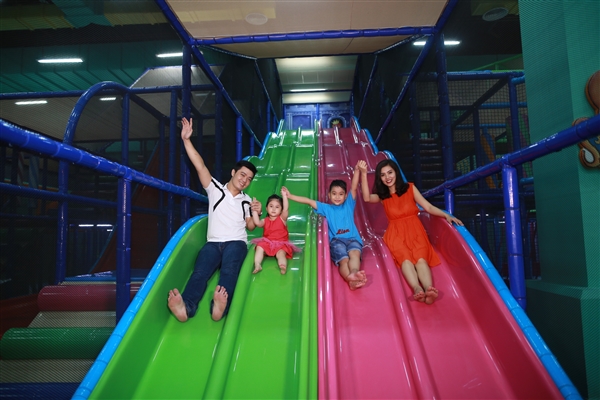Gia đình vui chơi tại Asia Park.