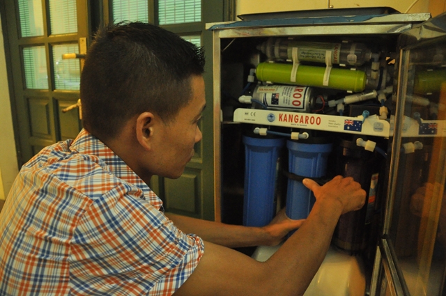 Nhiều gia đình mua các lõi lọc thô trôi nổi trên thị trường về tự thay cho máy lọc nước, không bảo đảm chất lượng và có nguy cơ ảnh hưởng sức khỏe. Ảnh:  Chí Công - Báo Nhân dân.