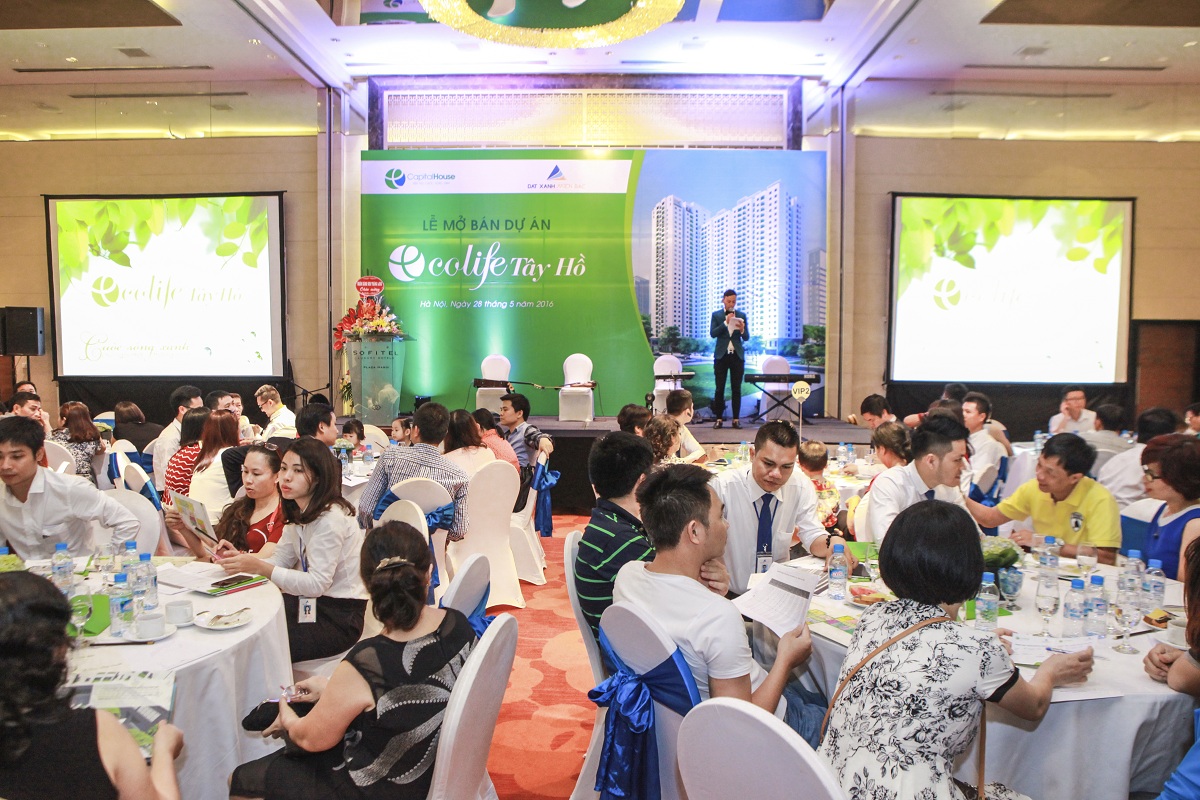 Cơn mưa giông lớn chiều 28/5 ở Hà Nội cũng không làm giảm không khí giao dịch sôi động của hàng trăm khách hàng tham dự Lễ mở bán EcoLife Tây Hồ