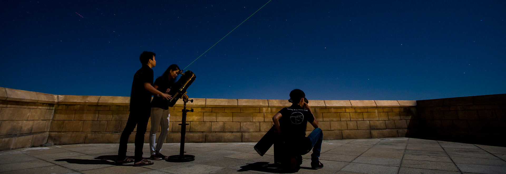 Trên đỉnh Bà Nà Hills, từ 7/6 tới đây du khách lần đầu tiên có cơ hội khám phá bầu trời đêm, thế giới các vì sao bằng kính thiên văn. Chương trình diễn ra vào các buổi tối 3,5,7, bắt đầu từ 19h30.