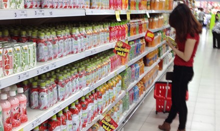 Các sản phẩm của Coca Cola bị Thanh tra Bộ Y tế yêu cầu dừng lưu thông vẫn bày bán ở siêu thị Big C ngày 3/7.