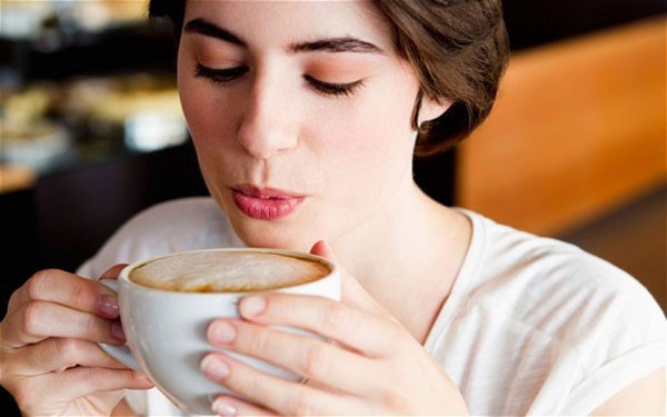 Nguyên nhân chính là do caffein có tác dụng rất lớn trong việc làm giảm mỡ. Nó khiến cho lượng mỡ – cấu tạo chủ yếu của vòng 1 bị tiêu hao, dẫn đến giảm kích thước.