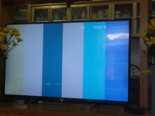 Chiếc Tivi Sony KDL 42 W700B của gia đình ông Bùi Trọng Khâm ở Hải Dương bị hỏng khi còn thời hạn bảo hành.