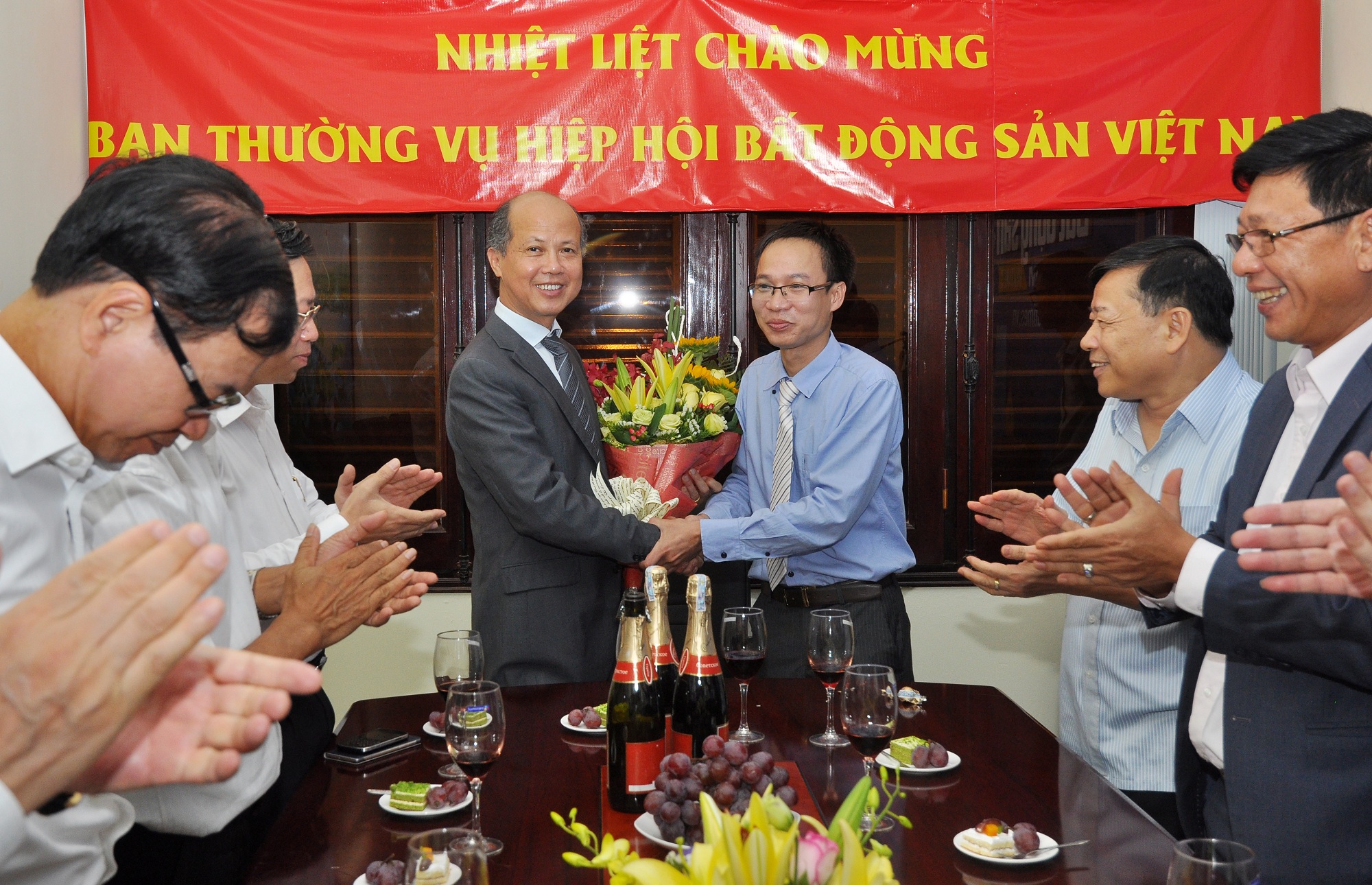 Tổng Biên tậpPhạm Nguyễn Toan tặng hoa cảm ơn Chủ tịch Hiệp hội Bất động sản Việt Nam.Ảnh: Trần Kháng.