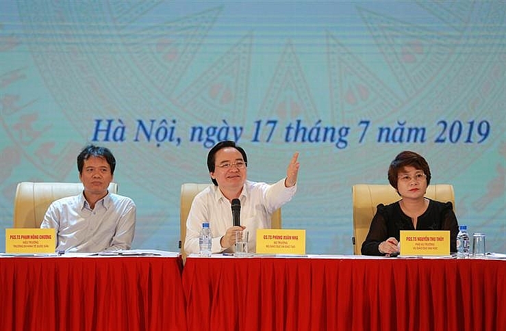 Bộ trưởng Phùng Xuân Nhạ giải đáp ý kiến của các đại biểu tham dự Hội nghị tại điểm cầu Hà Nội.