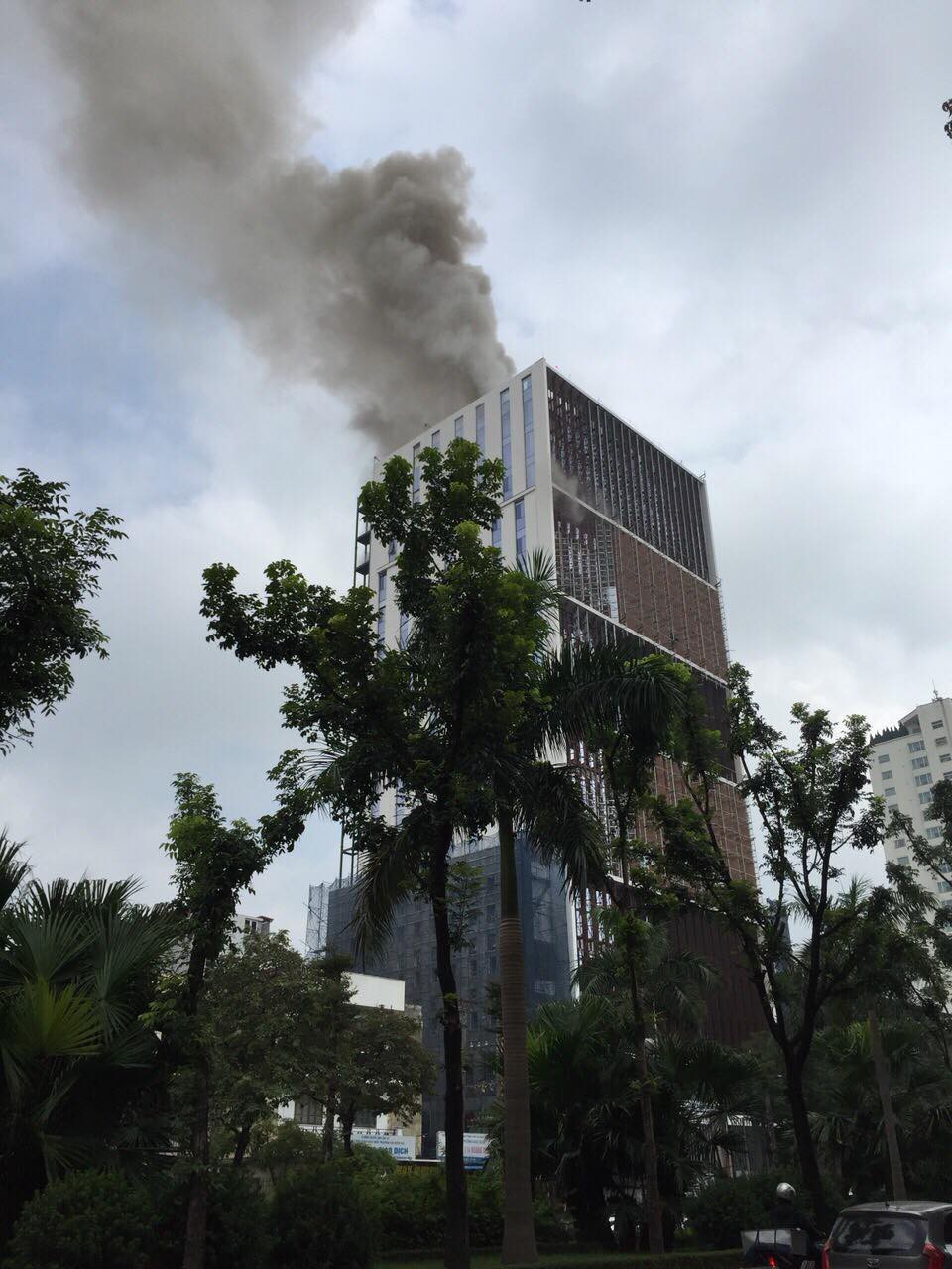 Đám cháy từ tòa chung cư đang xây dựng trên đường Hoàng Quốc Việt - Ảnh: Hoàng Tuân
