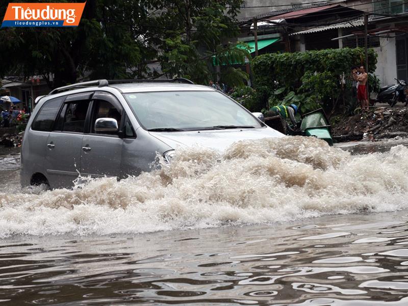 Sau mưa bão, nhiều xe oto tại Sài Gòn bị hư hỏng nặng