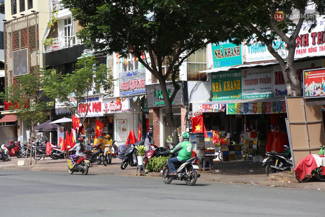 Khắp các con phố đều rợp bóng quốc kì Việt Nam