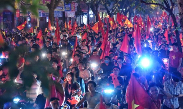 Rất đông người hâm mộ đi cổ vũ đội tuyển Việt Nam trước và sau trận đấu...