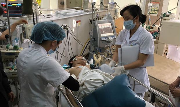 Bệnh nhân ngộ độc rượu nặng được điều trị tại BV Bạch Mai (Ảnh Thúy Anh).