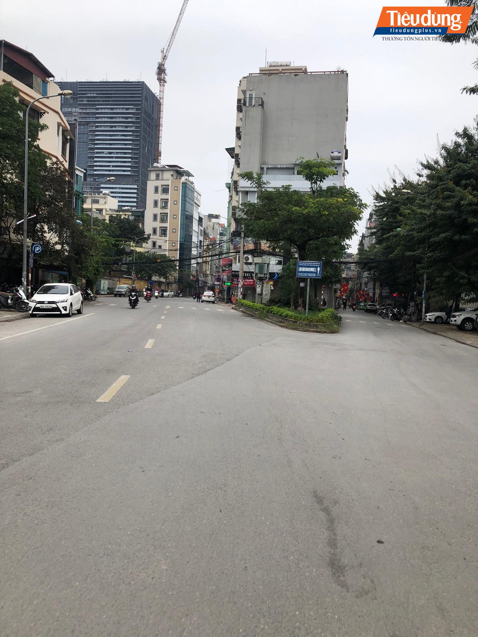 ... đường phố Hà Nội buổi sáng đầu tiên của năm mới 2019 lại vắng vẻ lạ thường.
