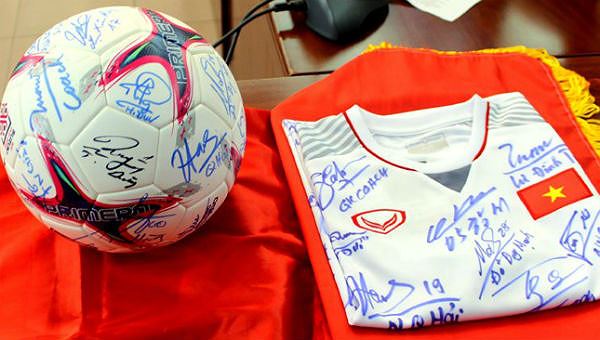 Quả bóng và chiếc áo đấu có đầy đủ chữ ký của các thành viên đội tuyển U23 Việt Nam dành tặng Thủ tướng Nguyễn Xuân Phúc.