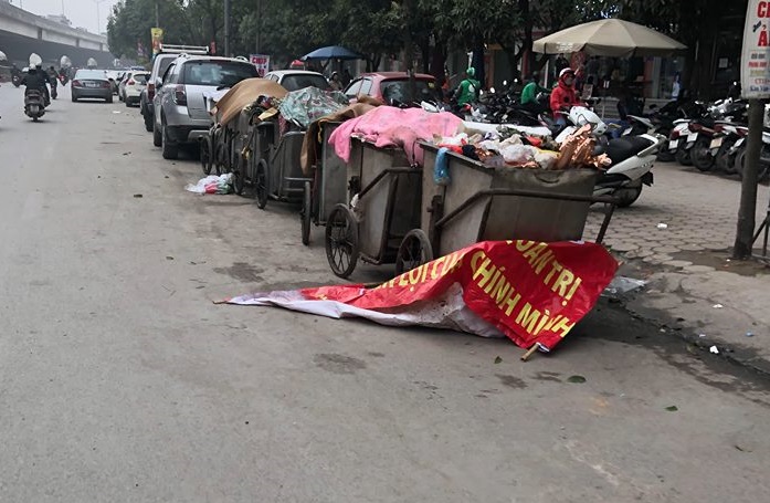 Rác chất thành từng đống ngổn ngang trên các tuyến phố như Nguyễn Xiển...