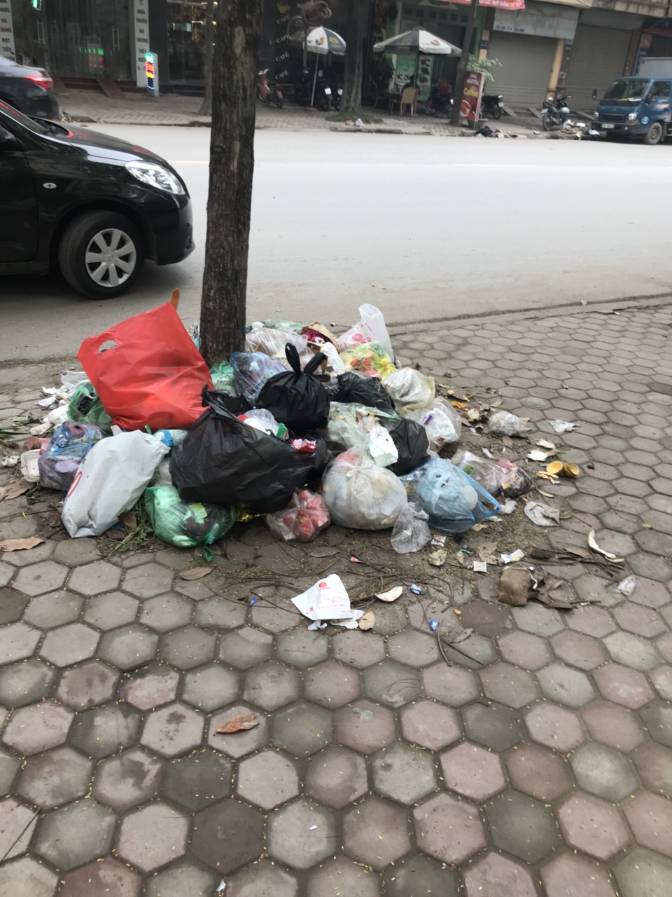 Rác thải trước khu chung cư trên đường Nguyễn Cảnh Dị