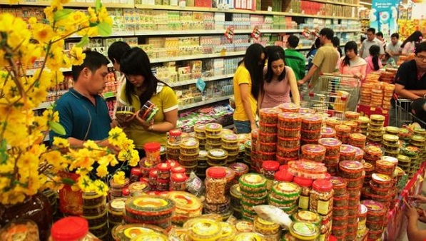 Những mặt hàng bánh kẹo mứt là vật phẩm không thể thiếu trong ngày Tết của người Việt
