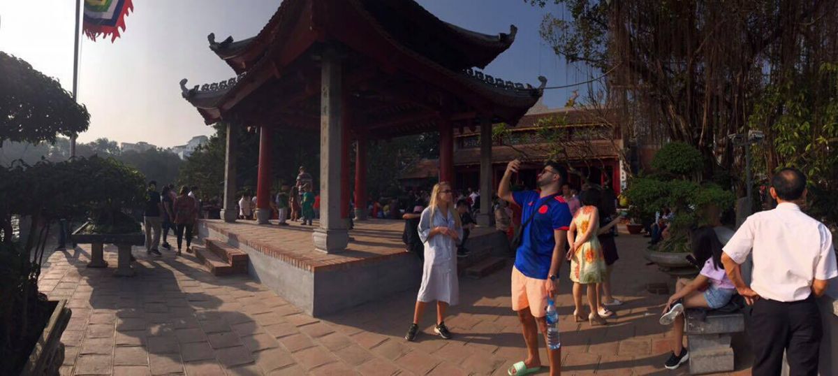 Các du khách nước ngoài cũng rất ấn tượng với nét đẹp lễ chùa đầu năm của người dân Việt Nam