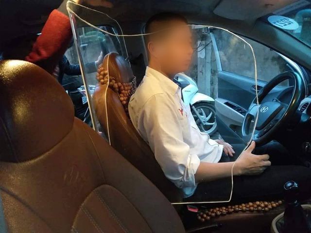 Hình ảnh xe taxi có khoang chắn bảo vệ tài xế lan truyền trên mạng xã hội mấy ngày gần đây