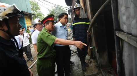 Chủ tịch UBND thành phố Hà Nội Nguyễn Đức Chung có mặt tại hiện trường chỉ đạo khắc phục hậu quả vụ cháy.