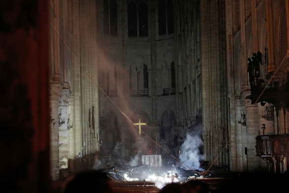 hứa đóng góp 113 triệu USD để trùng tu Nhà thờ Đức Bà Paris sau đám cháy.