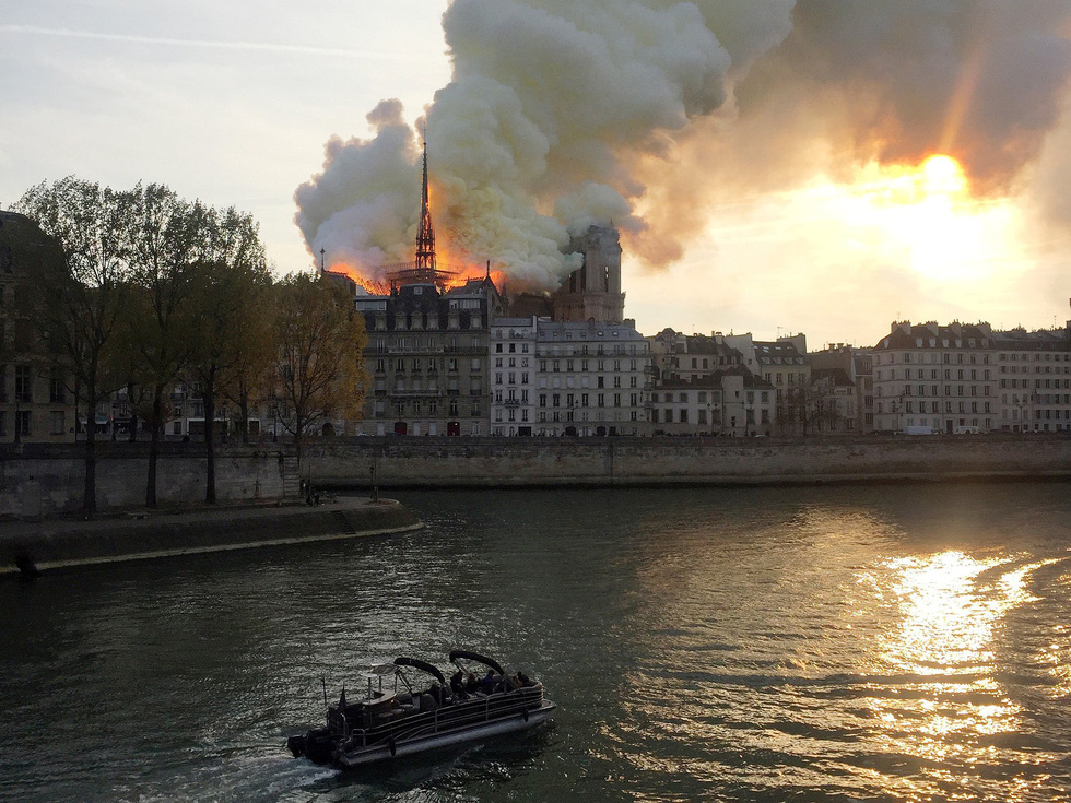 Nhà thờ Đức Bà Paris cháy lớn nhìn từ sông Seine