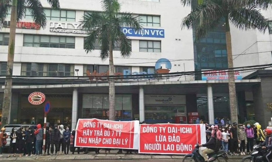 Trước đó, rất đông người tập trung trước tòa VTC (18 Tam Trinh) 