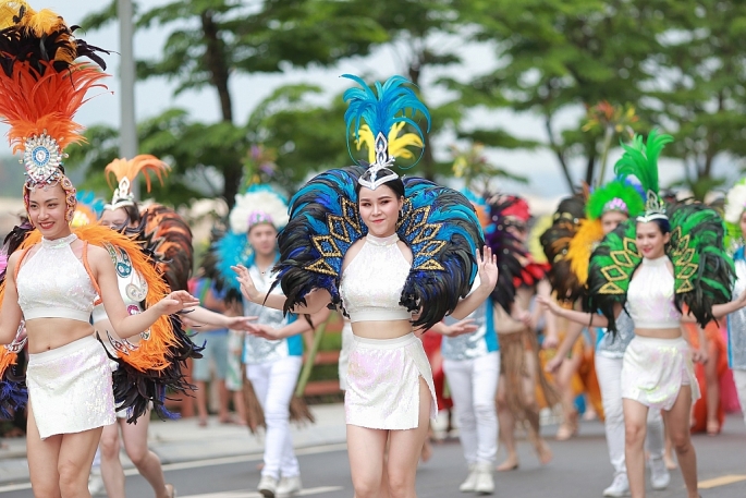 vu dieu duong pho nong bong khuay dong carnaval ha long 2019
