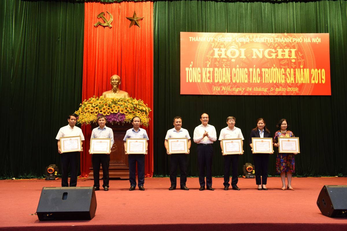 Tập Đoàn Tân Á Đại Thành nhận bằng khen của UBND TP Hà Nội vì những đóng góp cho Trường Sa 