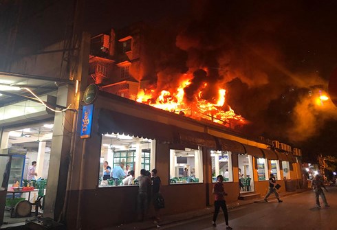 ngọn lửa bất ngờ bùng lên tại tầng 2 nhà hàng bia Hải Xồm (số 91 Hoàng Quốc Việt, Hà Nội)