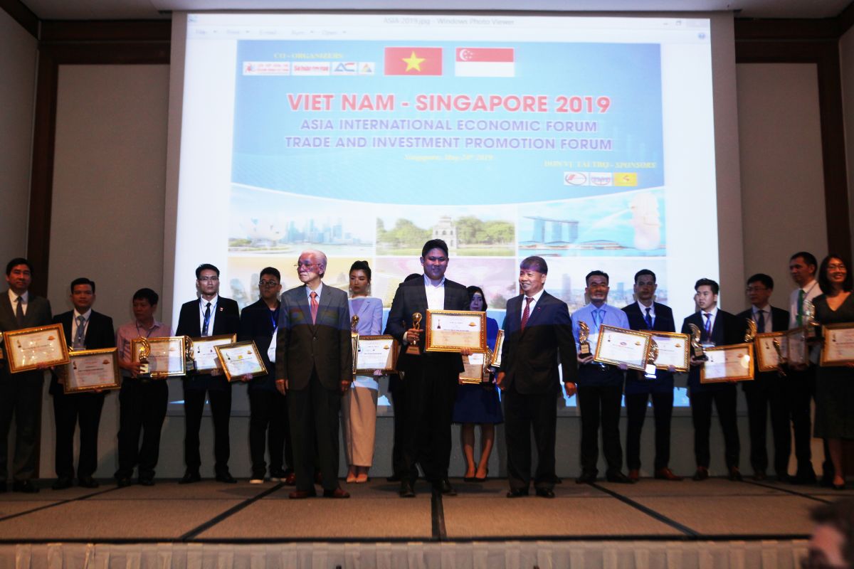 Đại diện Tập đoàn Tân Á Đại Thành (giữa hàng đầu) nhận giải Top 10 Doanh nghiệp tiêu biểu AsiaĐại diện Tập đoàn Tân Á Đại Thành (giữa hàng đầu) nhận giải Top 10 Doanh nghiệp tiêu biểu Asia 2019 tại Singapore hôm 24/5 2019 tại Singapore hôm 24/5