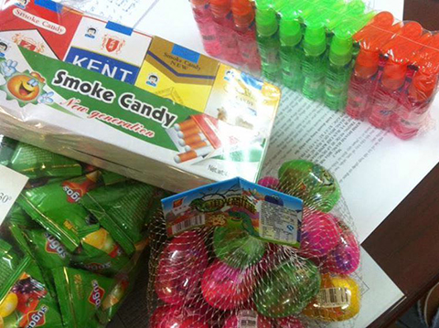 Những loại kẹo đồ chơi không rõ nguồn gốc xuất xứ, trôi nổi trên thị trường có thể gây ảnh hưởng đến sức khỏe, ngộ độc cho người sử dụng.
