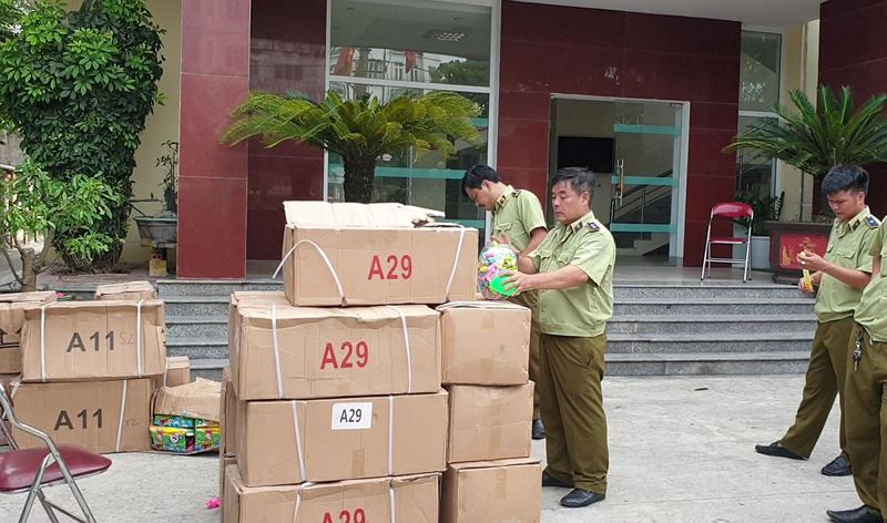 Chặn đứng 25 thùng kẹo đồ chơi trẻ em trôi nổi, tuồn bán xuyên Việt