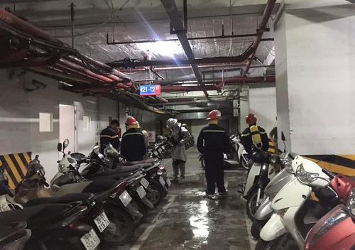 Hà Nội: Cháy tầng hầm chung cư cao cấp Hapulico hàng trăm cư dân hoảng loạn trong đêm - Ảnh 1
