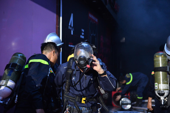 Lực lượng chức năng, phòng cháy chữa cháy có mặt tại hiện trường ngay sau khi nhận được tin báo