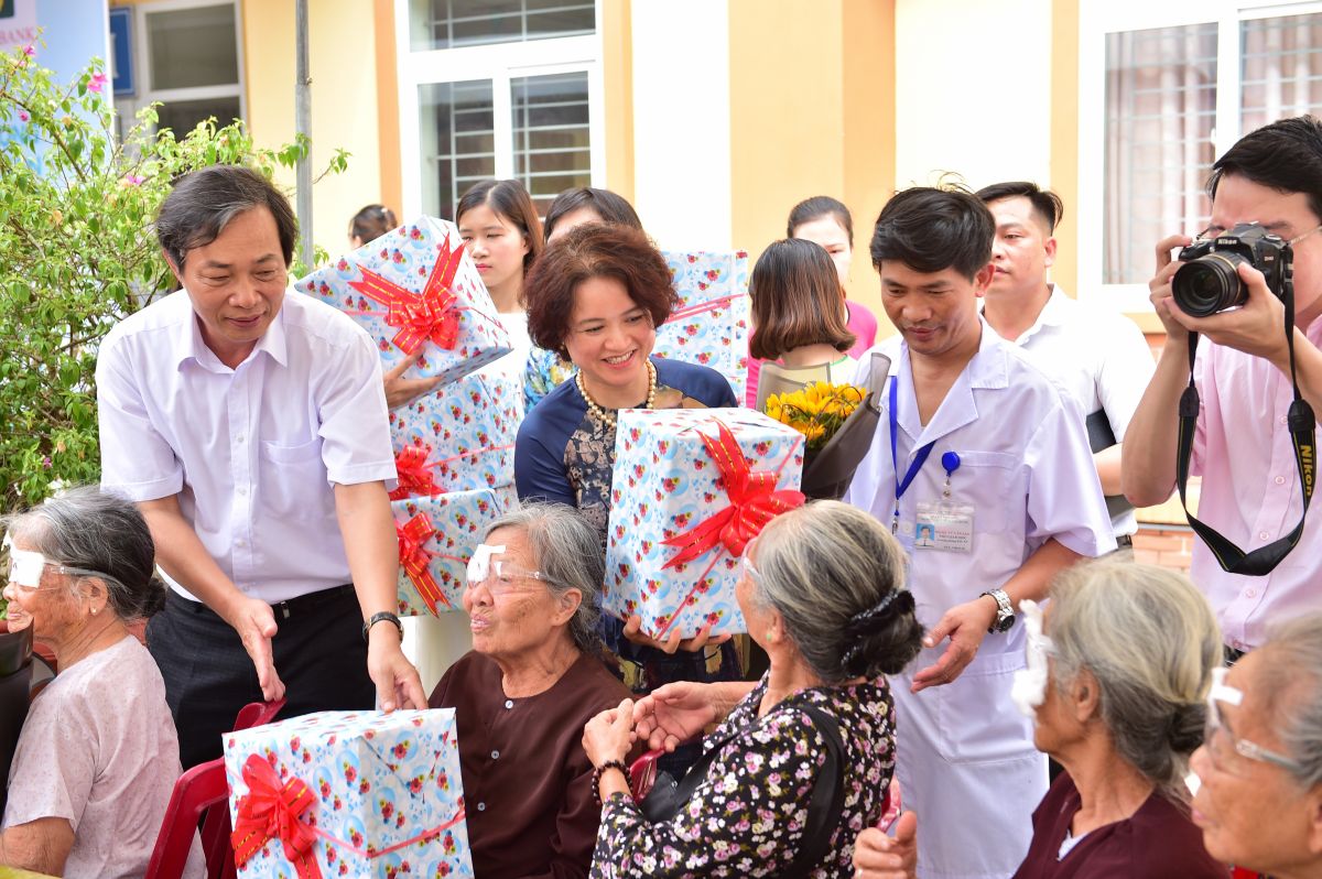 Phó Tổng Giám Đốc Sao Thái Dương THS.DS Nguyễn Thị Hương Liên thăm hỏi và động viên bệnh nhân sau ca mổ